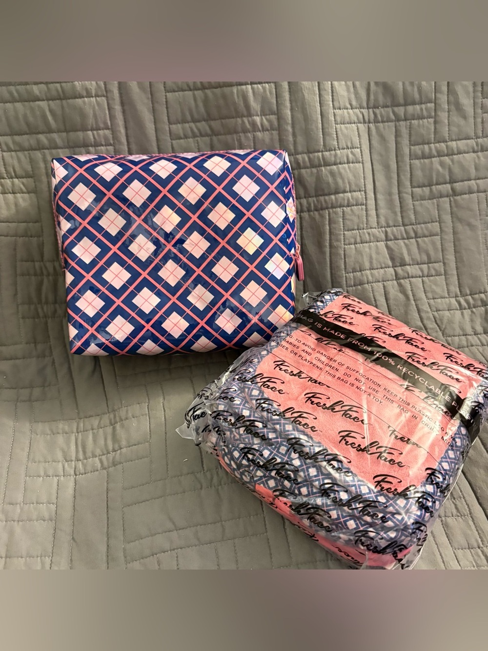 Fresh Face by Campanelli Makeup Remover Towels and Makeup Case Geometric